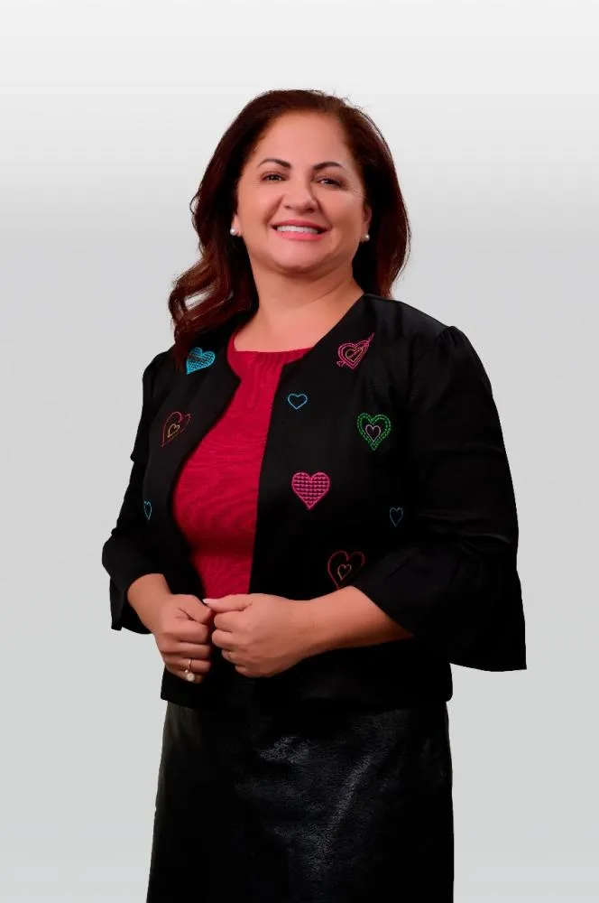 Professora Débora desponta nas intenções de votos para a Câmara Municipal com foco na educação e defesa da mulher
