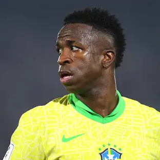 Vini Jr. é o jogador mais comercializável do mundo em 2024, aponta estudo Craque brasileiro do Real Madrid fica à frente de nomes como Lionel Messi, Neymar, Mbappé e Cristiano Ronaldo