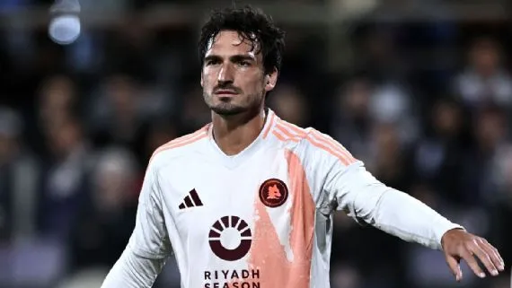 Hummels entra no lugar de Dybala e faz gol contra após 4 minutos em campo em derrota vexatória da Roma