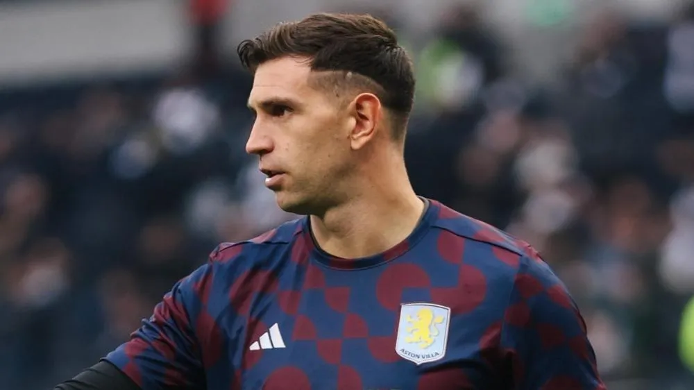 Dibu Martínez, goleiro da Argentina, aponta o ‘melhor zagueiro do mundo’ na atualidade Confira quem foi o atleta exaltado pelo argentino, que foi eleito o melhor camisa 1 do mundo na Bola de Ouro